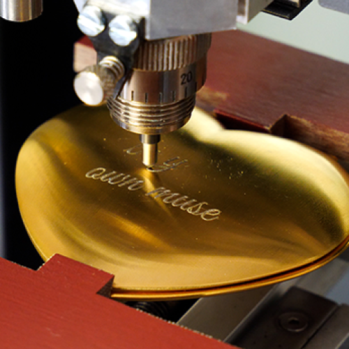 Engraving on a pocket mirror