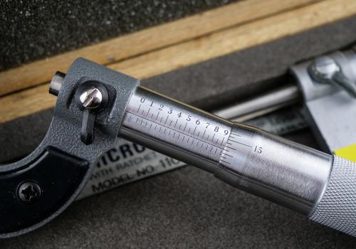 Micrometer tool engraved for accurate dimension control