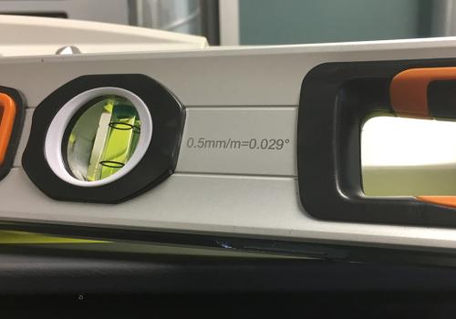 Spirit level with engraved precision marking